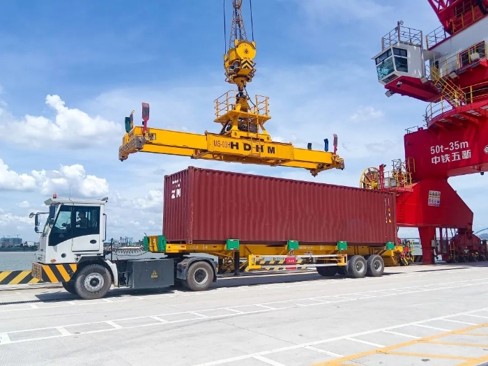 广州港甄。∪タ锤劭凇疤刂直88858cc永利纯电牵引车→