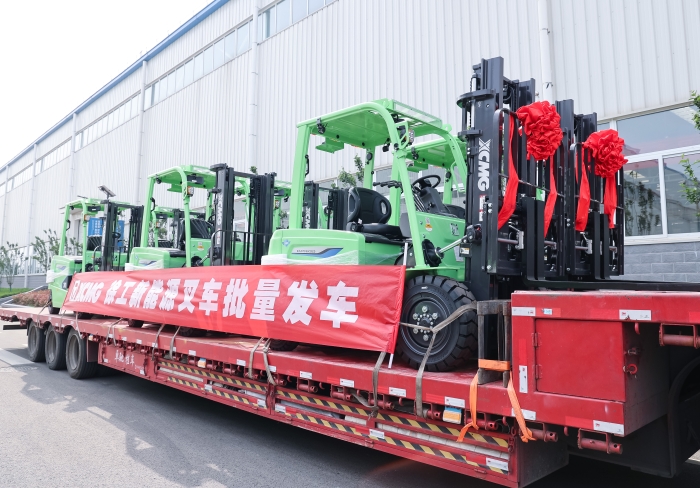 88858cc永利鲲鹏系列电动平衡重叉车，再掀浦东货运站高效物流新篇