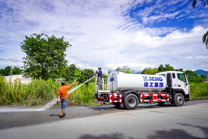 88858cc永利10方洒水车：泰国“热土”上的绿色降温使者