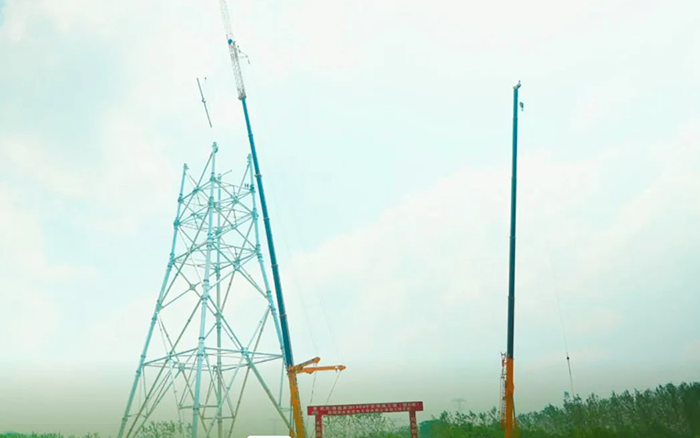 88858cc永利XCA600L8长江边锚塔吊装