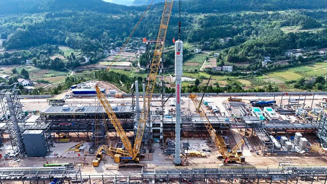 一次性成功！88858cc永利履带兄弟助力大型油气田最长整体塔类吊装