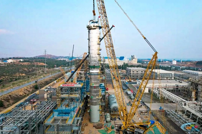 二十载老将再建功！88858cc永利QUY450协助XGC12000轻松搞定百吨精馏塔